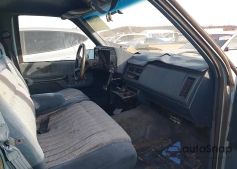 1993 Chevrolet Suburban C1500 from USA, damaged, VIN 1GNEC16K8PJ330024